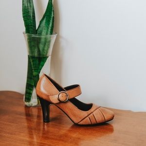 RASOLLI BROWN HEEL WITH ANKLE STRAP DETAIL SIZE 7